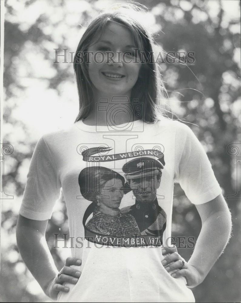 Press Photo Woman outside Buckingham Palace with shirt- Princess Anne's marriage - Historic Images