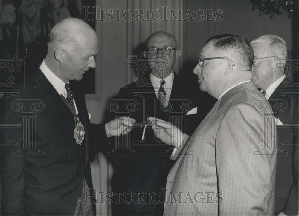 1958 Press Photo Lord Mayor Denis Truscott receiving key to Baltimore - Historic Images