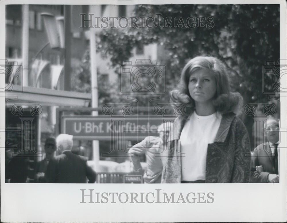 Press Photo Woman In Kurfurstendamm West Berlin Germany - Historic Images