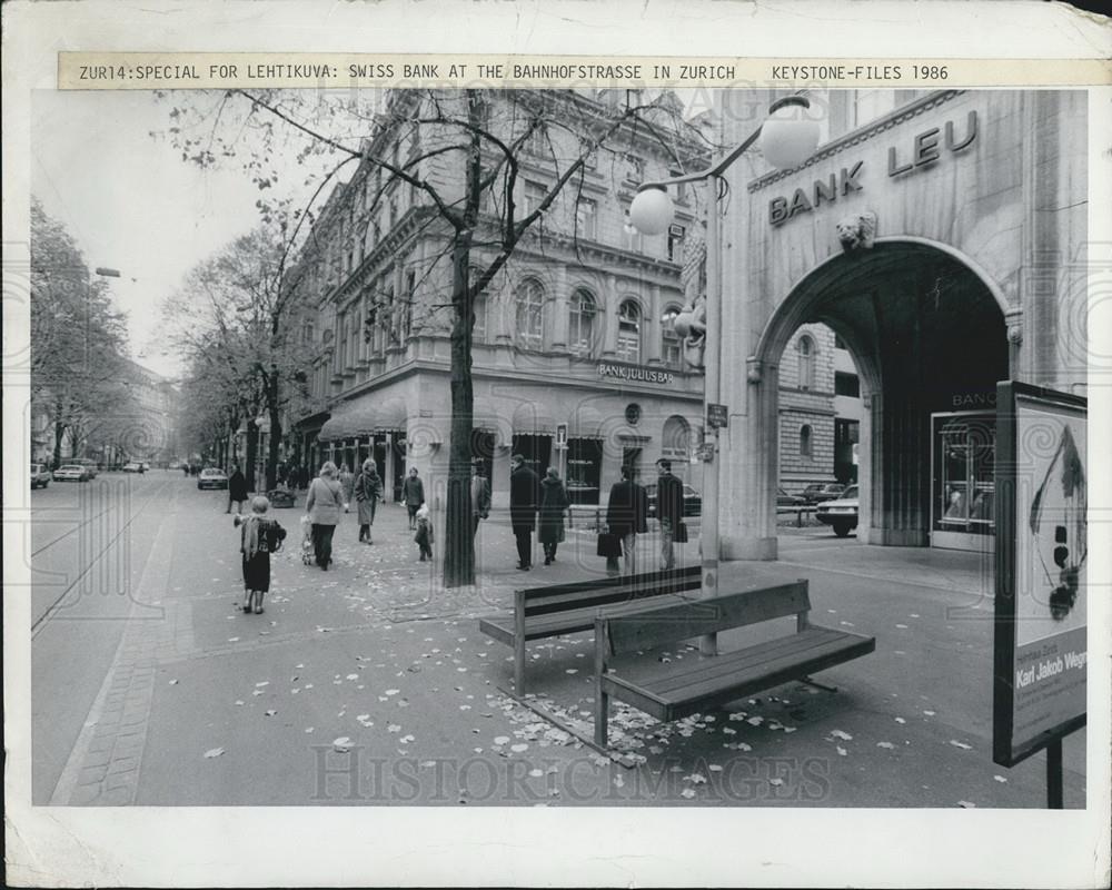 Press Photo Street scen in Zurich - Historic Images