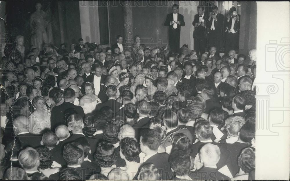 1957 Press Photo  Queen Amon The Crowd Of Guests After The State Banquet - Historic Images