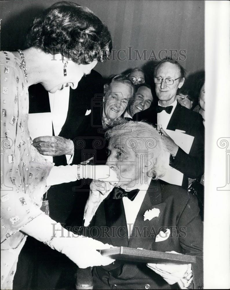 1979 Press Photo Sir Robert Mayer Kissing Hand Of Queen Elizabeth Festival Hall - Historic Images