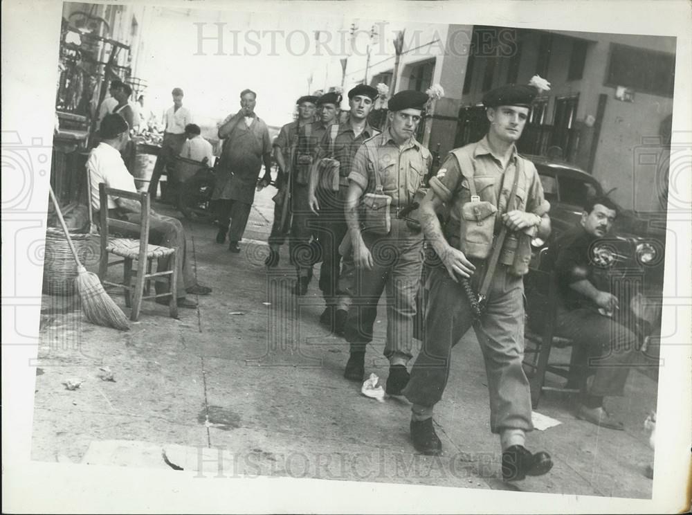 1958 Press Photo British Troops Keep  Watchful Eye after Lifting of the Curfew - Historic Images