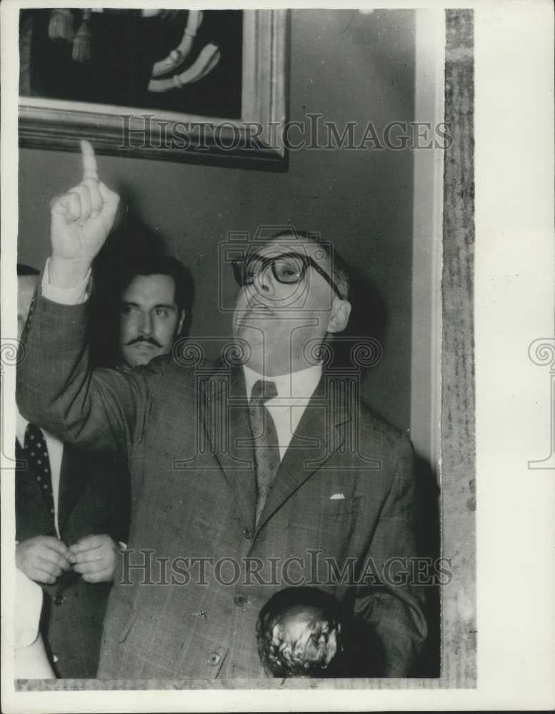 1958 Press Photo Argentina's Vice President Dr. Alejandro Gomez Flees From Crowd - Historic Images