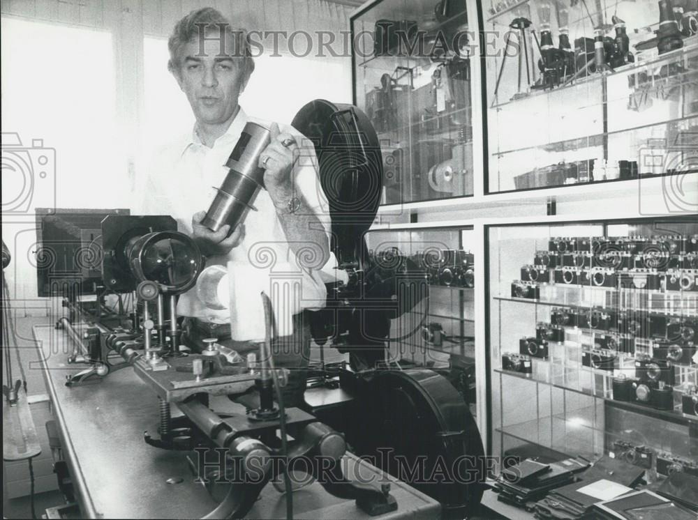 1975 Press Photo Saint Gall (Switzerland) cameras to be liquidated - Historic Images