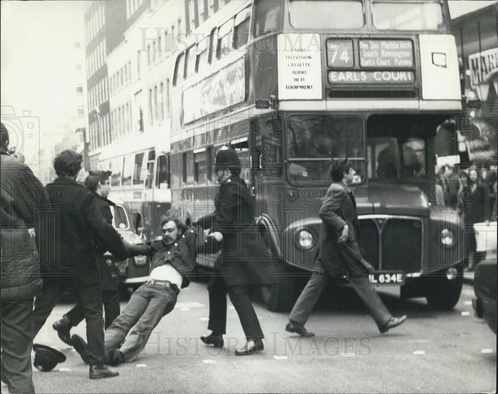 1971 Press Photo demonstrator removed by police as he attempts to block traffic - Historic Images