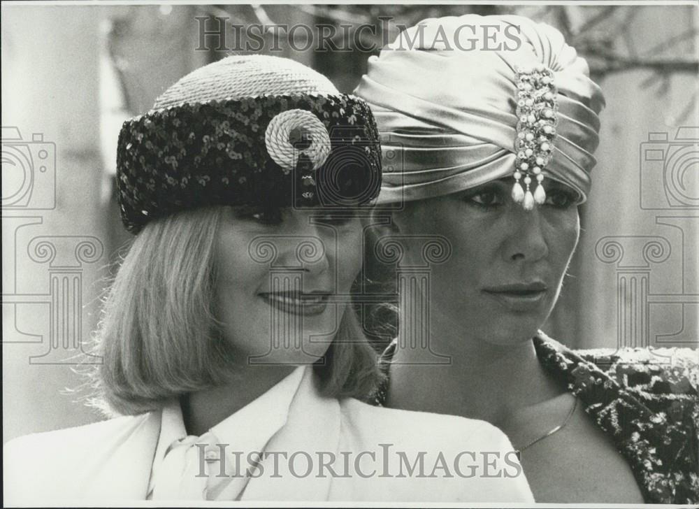 Press Photo Hat With Cords Pailletts Turban White Satin Silk Munich West Germany - Historic Images