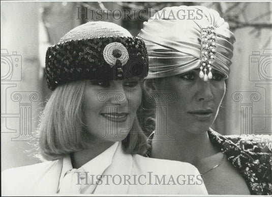 Press Photo Hat With Cords Pailletts Turban White Satin Silk Munich West Germany - Historic Images