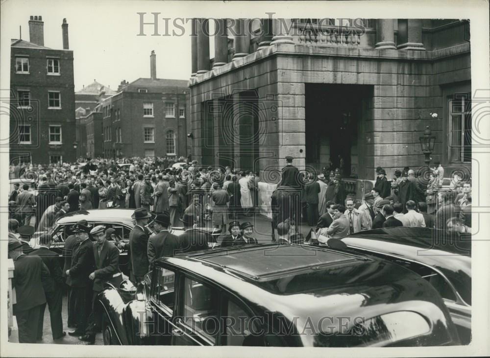 1956 Press Photo Delegates Arrive Outside Lancaster House Suez Conference - Historic Images