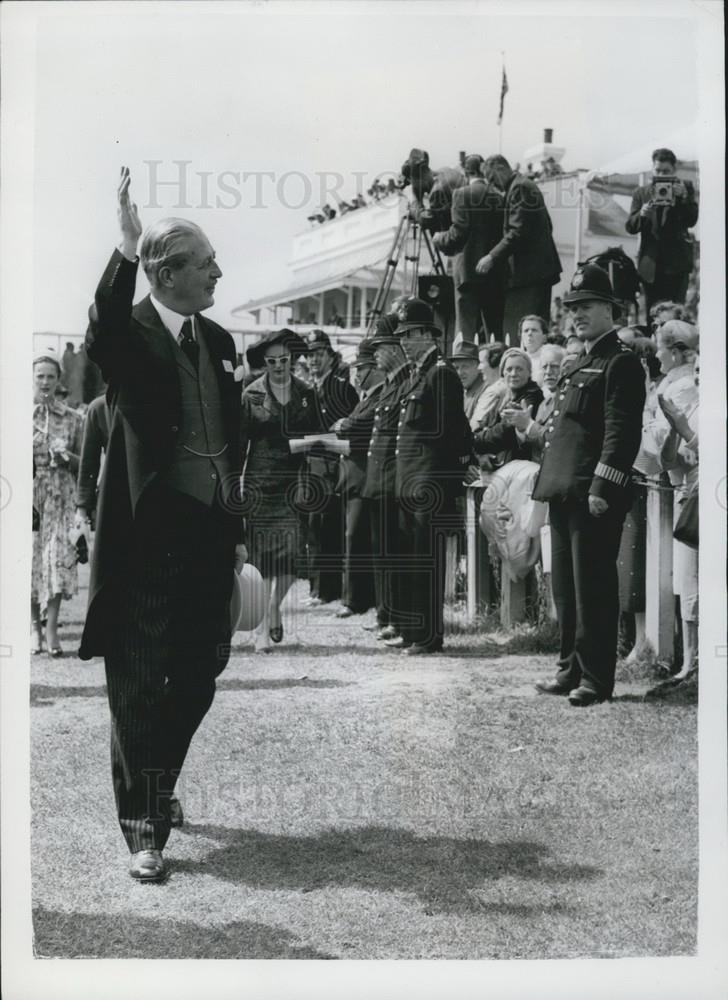 1958 Press Photo Prime Minister Harold MacMillan Waving At Crowd Epsom Derby - Historic Images