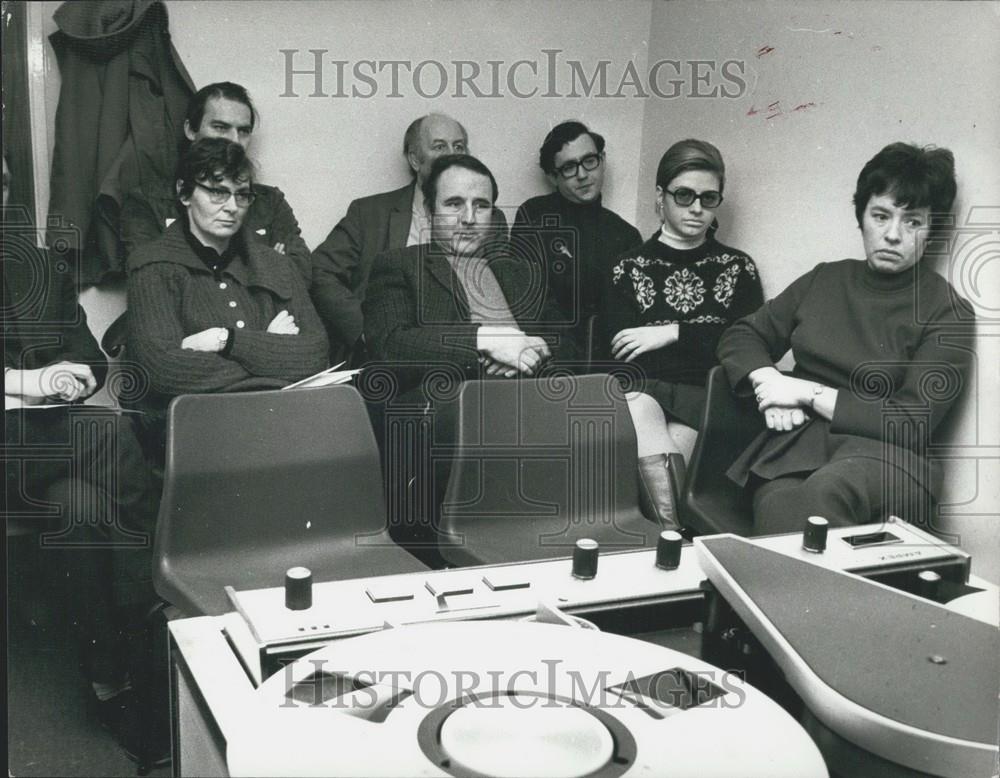 Press Photo Faculty Of Social Services Open University Discuss Television - Historic Images