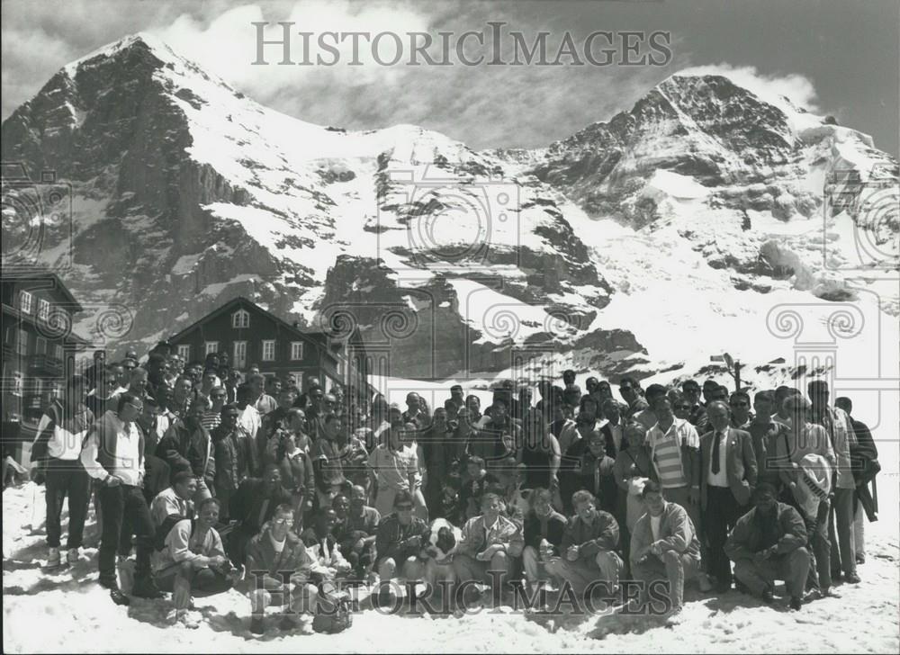 1991 Press Photo Soliders from Canada, USA, and Great Britain pose by the Bernes - Historic Images