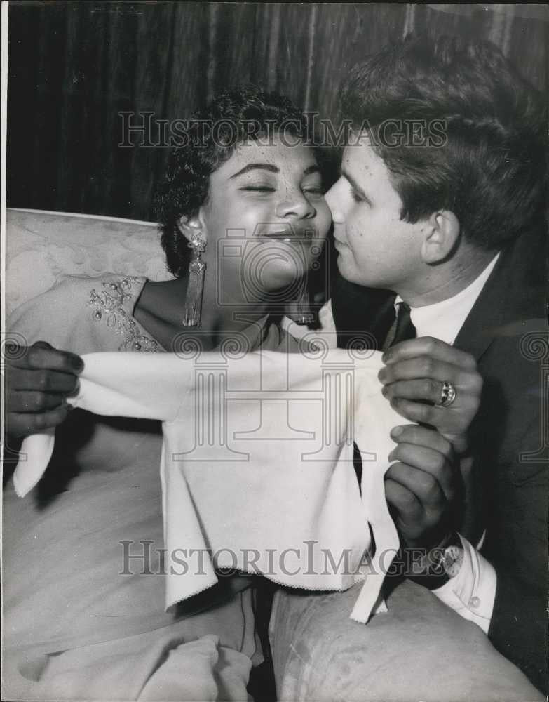 1958 Press Photo Tony Moynihan and wife Shirin Berry - Historic Images