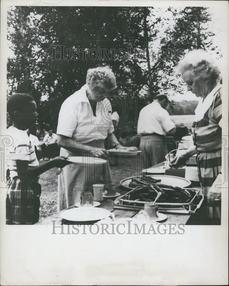 1952 Press Photo Eleanor Roosevelt Eating Lunch At Wilton School For Boys - Historic Images