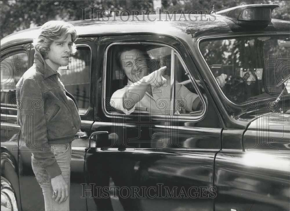 1977 Press Photo Terrance Robay Seen Talking the London Cabbie - Historic Images