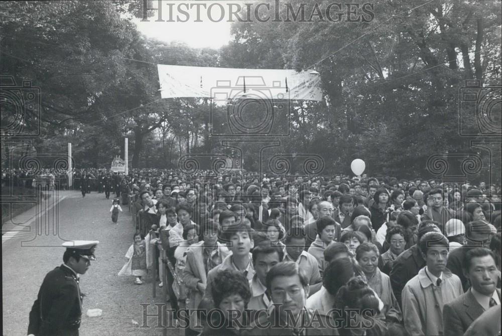 Press Photo people who visited Meiji Shrine in Tokyo - Historic Images