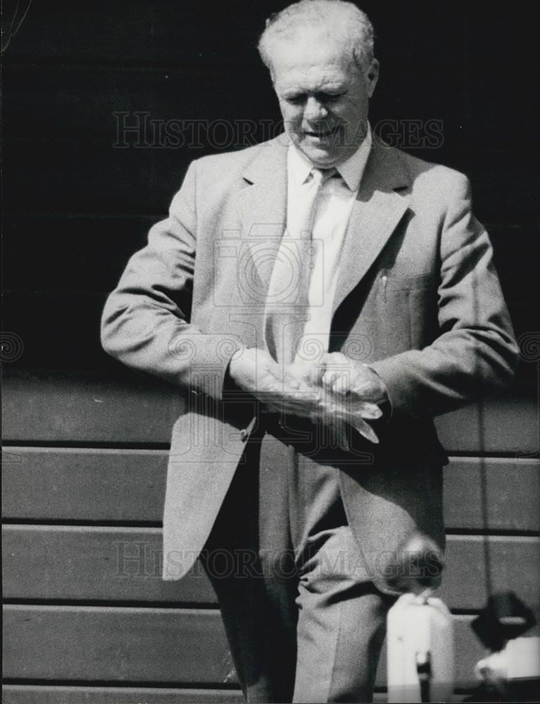 1973 Press Photo Scotland Yard Bomb Squad Commander Robert Huntley Leaving Scene - Historic Images