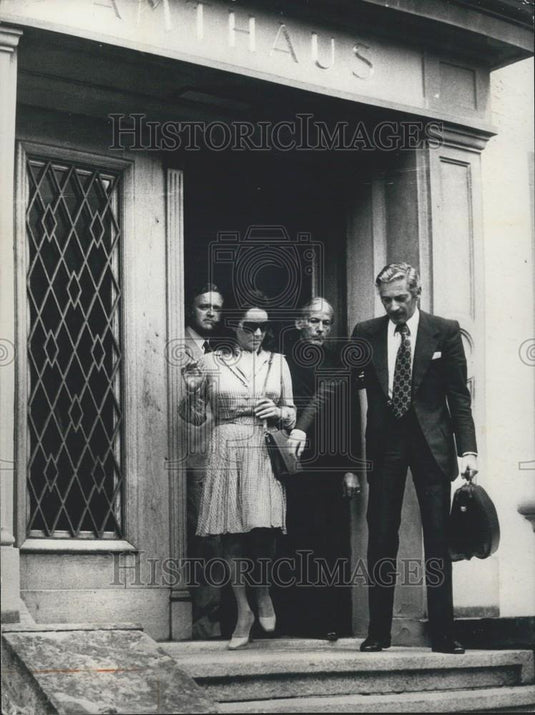 1974 Press Photo Elizabeth Taylor After Her Divorce IN Switzerland-Sasnen Court - Historic Images