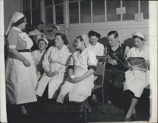 Press Photo Factory Medical Officer's Sitting Room Workers Waiting For Shots - Historic Images