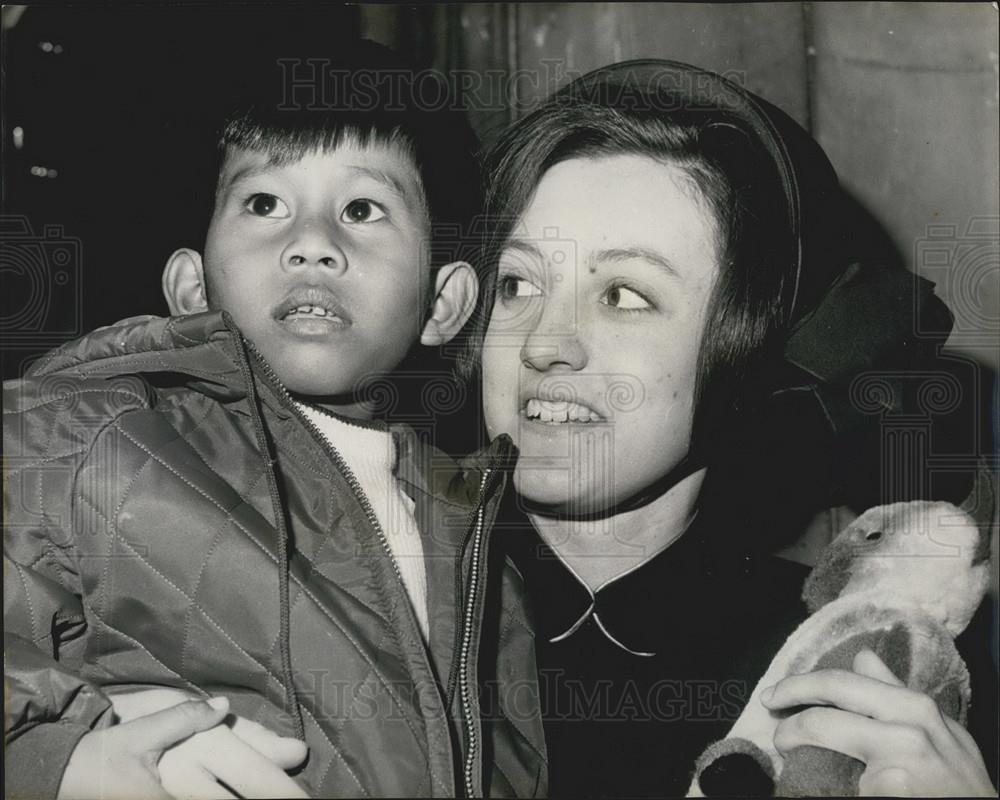 1966 Press Photo Hole in the Heart Boy Leaves Hospital-Maung Kyan Thein - Historic Images