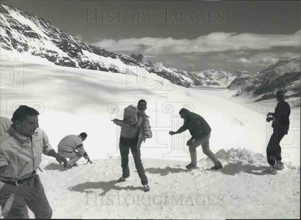 1991 Press Photo US Soldiers Play Snow Jungfraujoch in Bernese Alps Switzerland - Historic Images