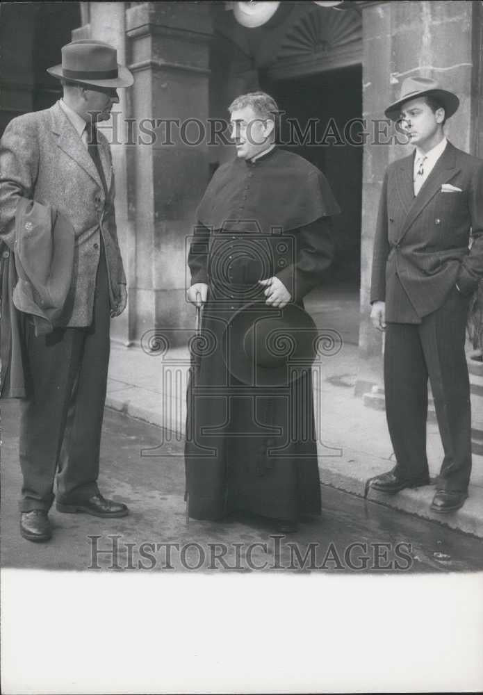 1953 Press Photo Alec Guiness &quot;Father Brown&quot; - Historic Images