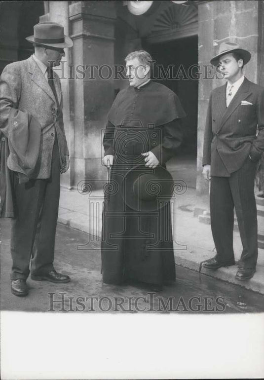 1953 Press Photo Alec Guiness "Father Brown" - Historic Images