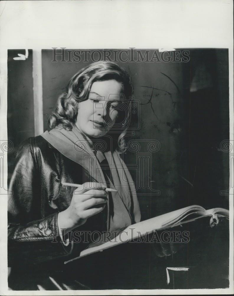 1960 Press Photo Wife of American Millionaire Marjorie Hartford Rehearses - Historic Images