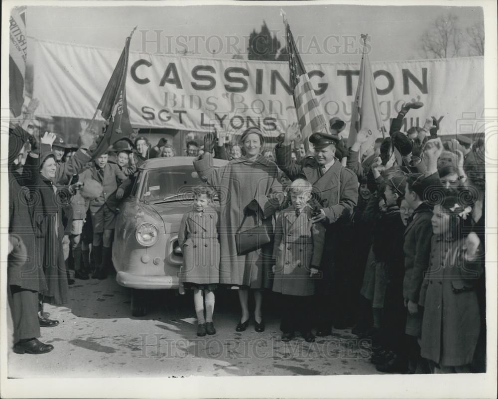 1955 Press Photo Village of Cassington, Oxfordshire says goodbye to Americans - Historic Images
