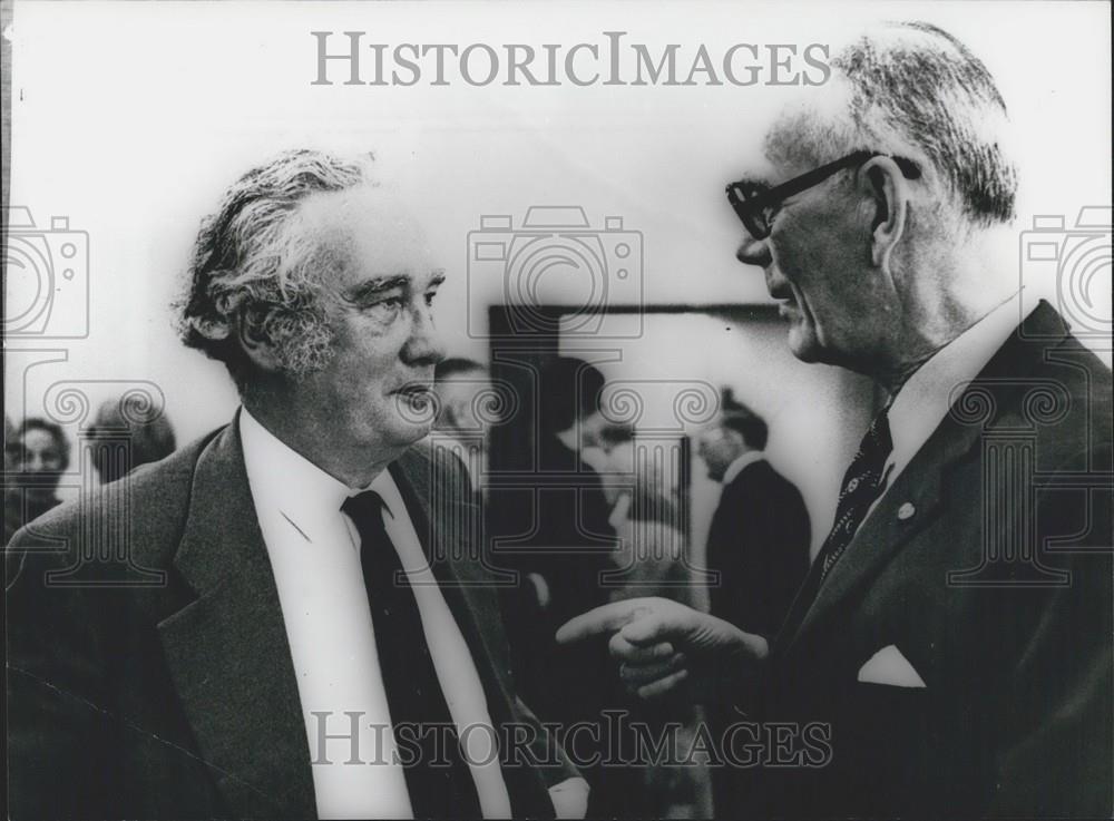 1977 Press Photo Meeting of Nobel Prize Winners - Historic Images