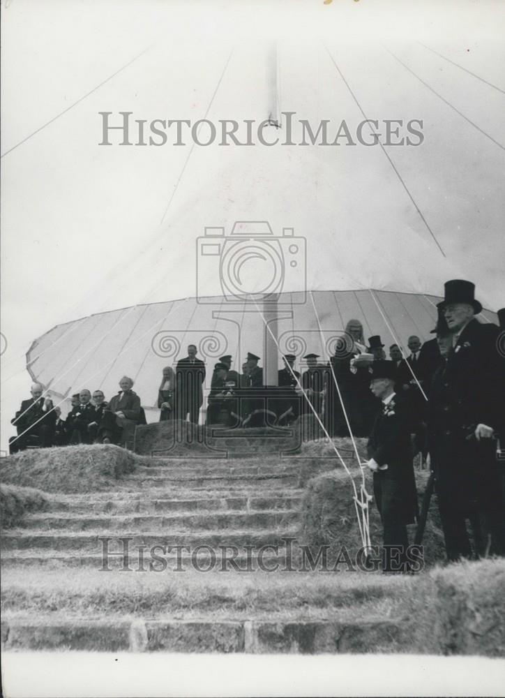 Press Photo Politicians On Tynwald Hill On Tynwald Day - Historic Images