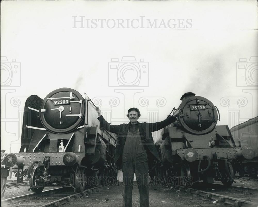 1968 Press Photo Artist David Shephard With Purchased Locomotives British Rail - Historic Images