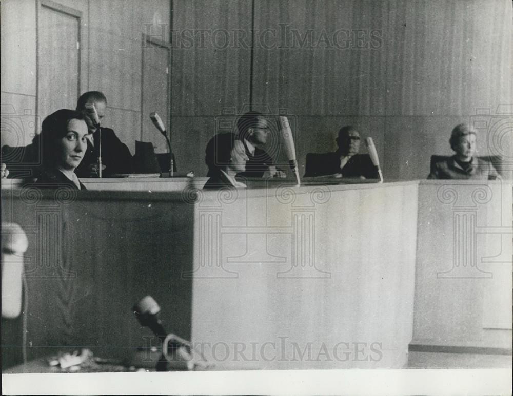 1966 Press Photo Mrs.Hreliac Siderow (left), pictured in court - Historic Images