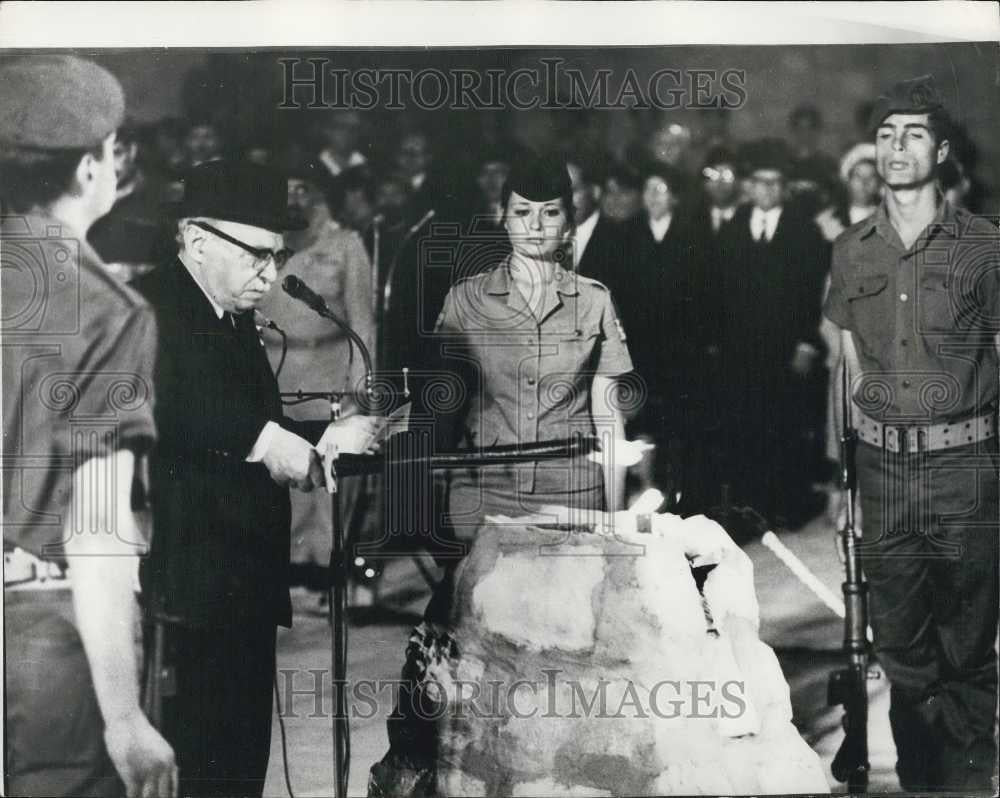 1971 Press Photo Z. Shazar President Israel Lights Memorial Flame Jerusalem - Historic Images