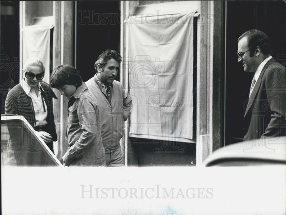 1976 Press Photo family of the actress Virna Lisi watched by gorilla - Historic Images