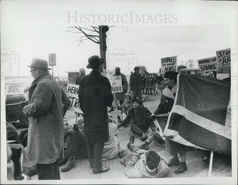 1961 Press Photo Anti-Strauss Demonstrations In Oslo Germany - Historic Images