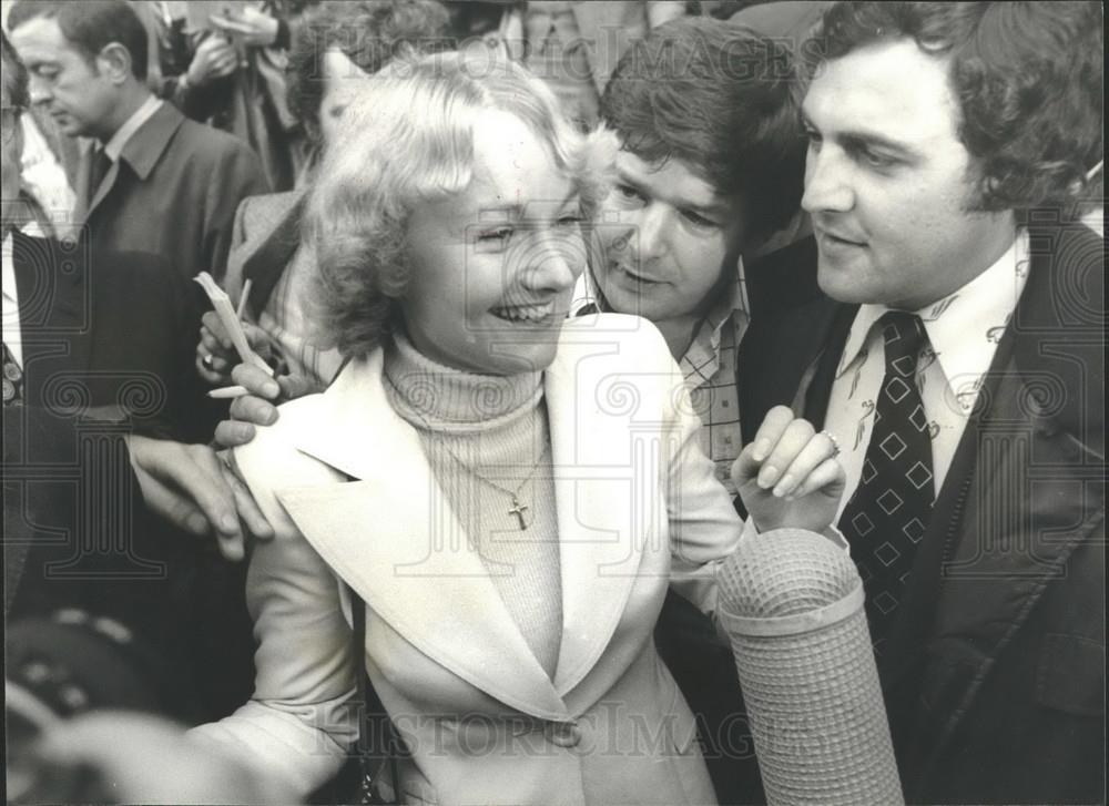 1977 Press Photo Teacher Mrs. Mayhew Leaving Courthouse Not Guilty Verdict - Historic Images