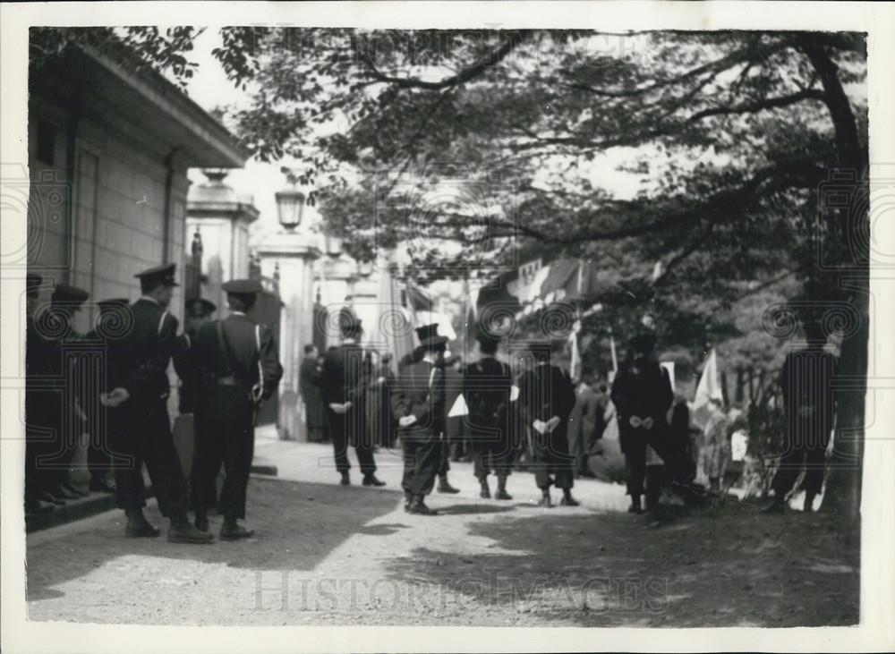 Press Photo Mobs march on the British Embassy in Tokyo - Historic Images