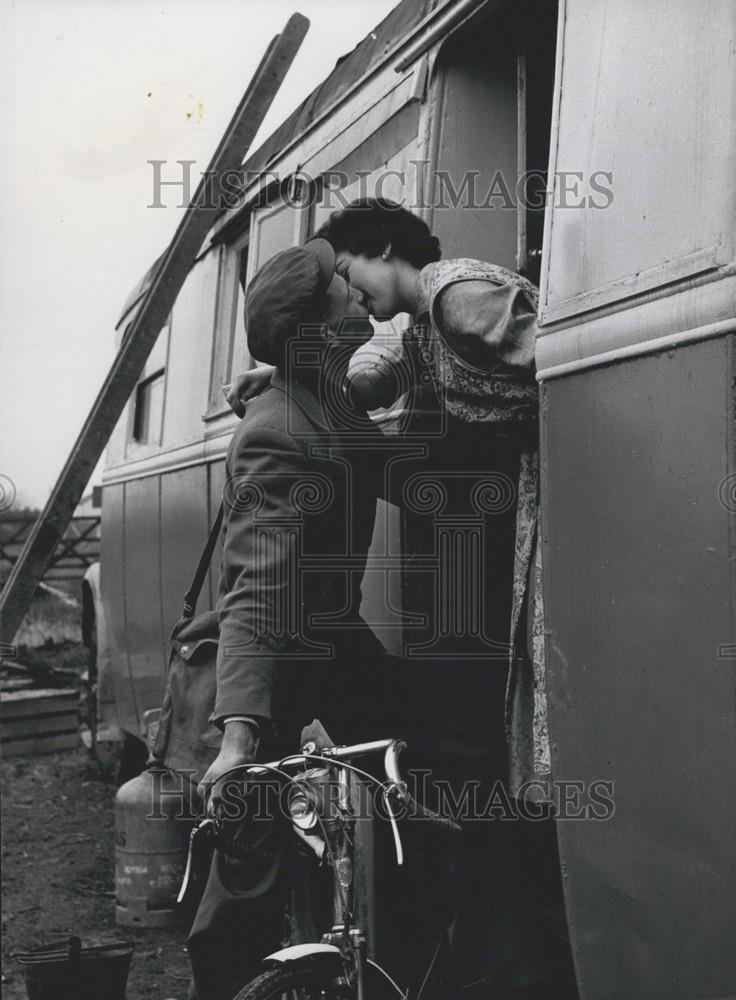 Press Photo Gilbert Bundy & wife Shirley at door of their home,a bus - Historic Images