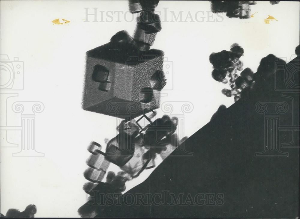 Press Photo (Carbon Replica) Magnified 72,000 Times Fragment of Oxidised Magnesi - Historic Images