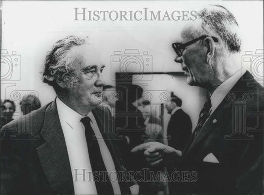1977 Press Photo Lennart Bernadotte(R) &Sir Derek Barton of Great Britain. - Historic Images