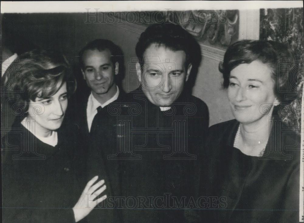 1966 Press Photo Mgr. Marcos Ussia Urrutichoechea,&amp; his sisters - Historic Images