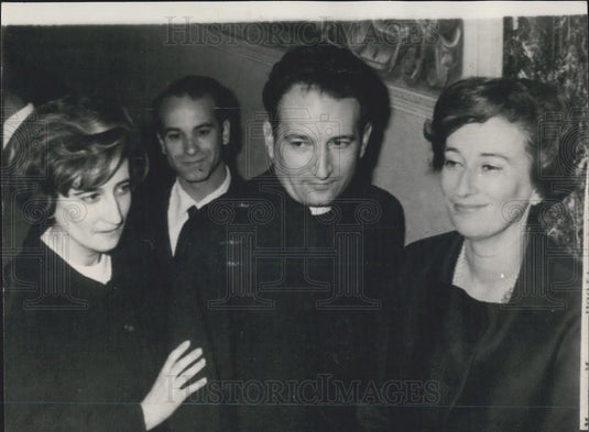 1966 Press Photo Mgr. Marcos Ussia Urrutichoechea,& his sisters - Historic Images