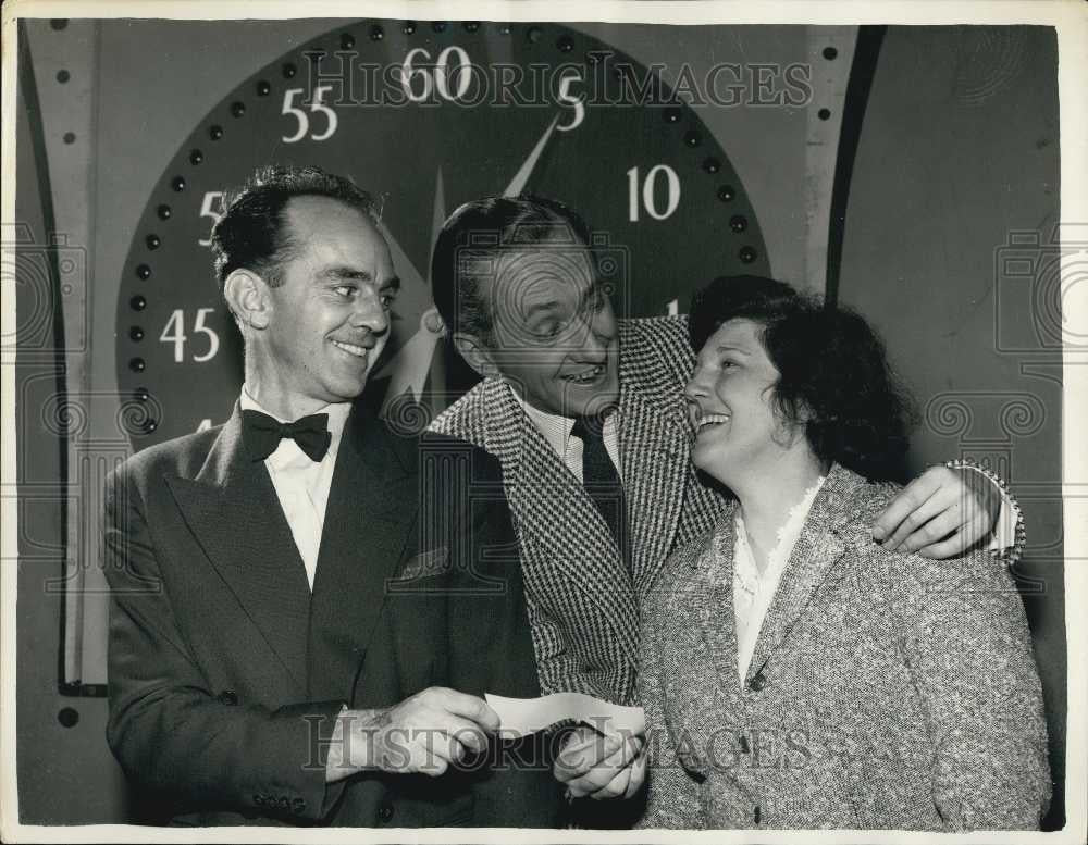 1951 Press Photo John Clemants Wife Win Beat Clock Hughis Green - Historic Images