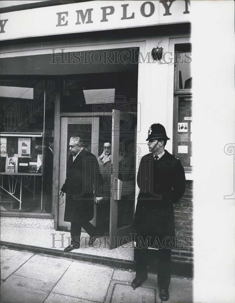 1967 Press Photo Dr. Savundra Signs on at The Unemployment Exchange - Historic Images