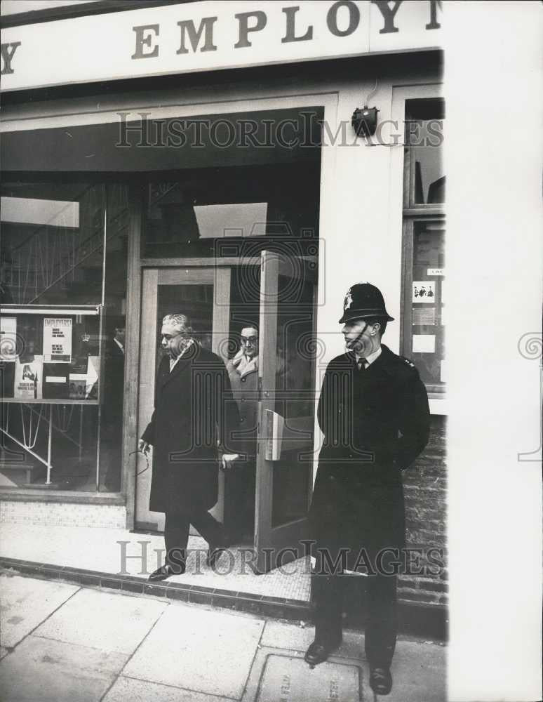 1967 Press Photo Dr. Savundra Signs on at The Unemployment Exchange - Historic Images