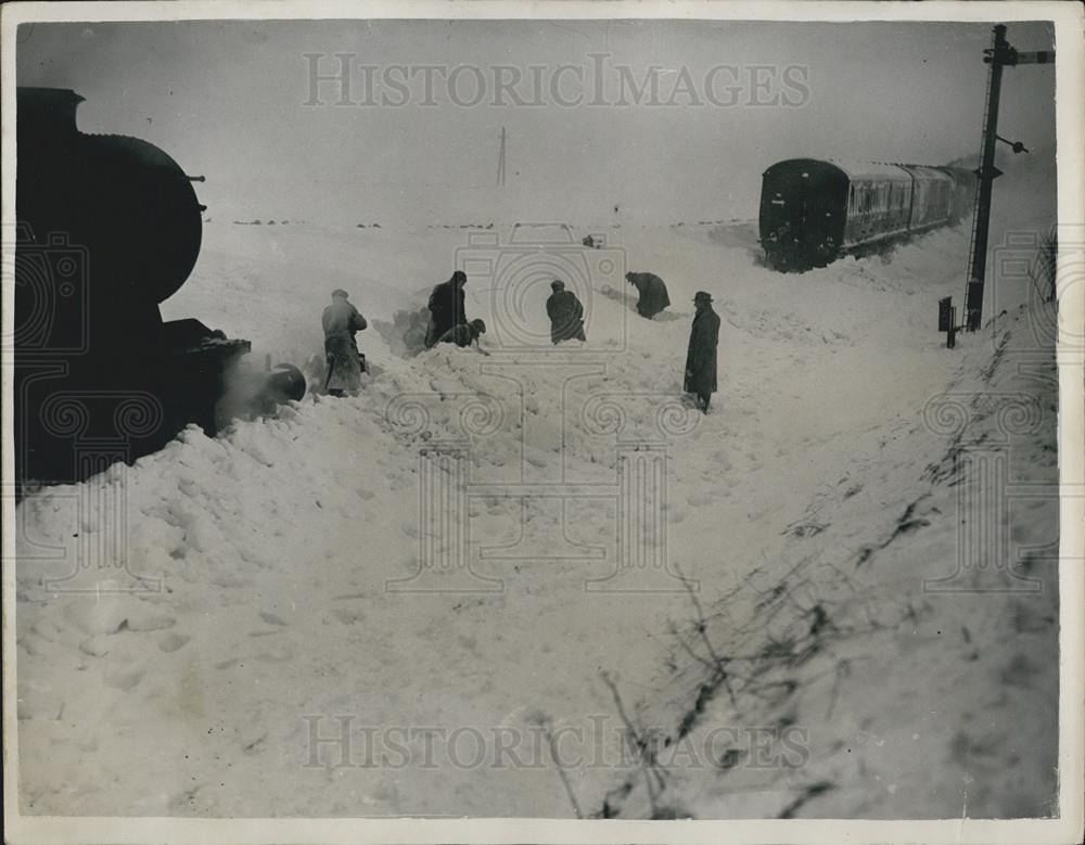 1953 Press Photo Train Trapped In Snowdraft Workers Clearing Path Hindlow - Historic Images