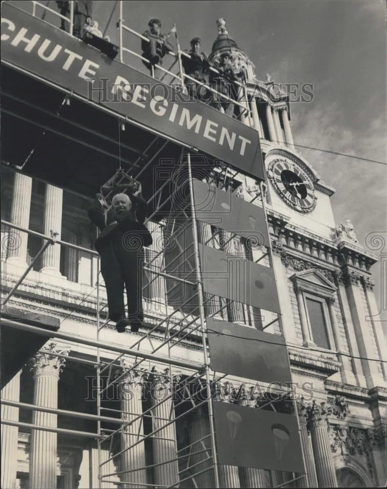 1968 Press Photo Parachute Jumping in Forecourt of St. Paul&#39;-Parachute Regiment - Historic Images