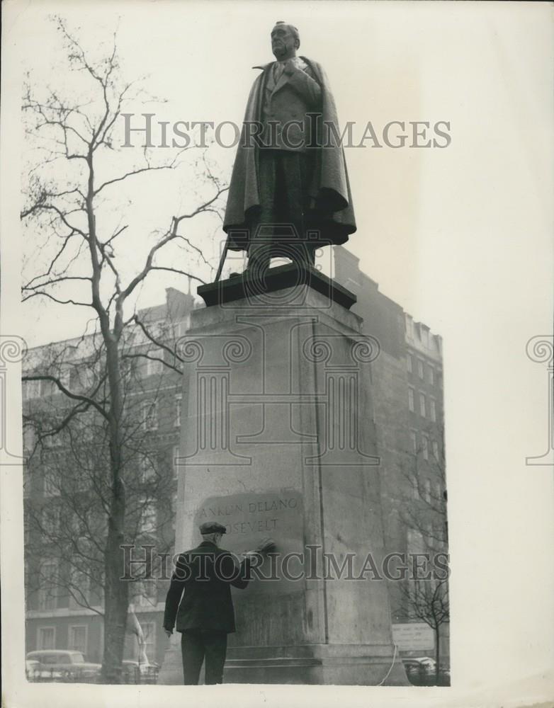 1955 Press Photo Roosevelt Statue in Grosvennor being cleaned of graffitti - Historic Images