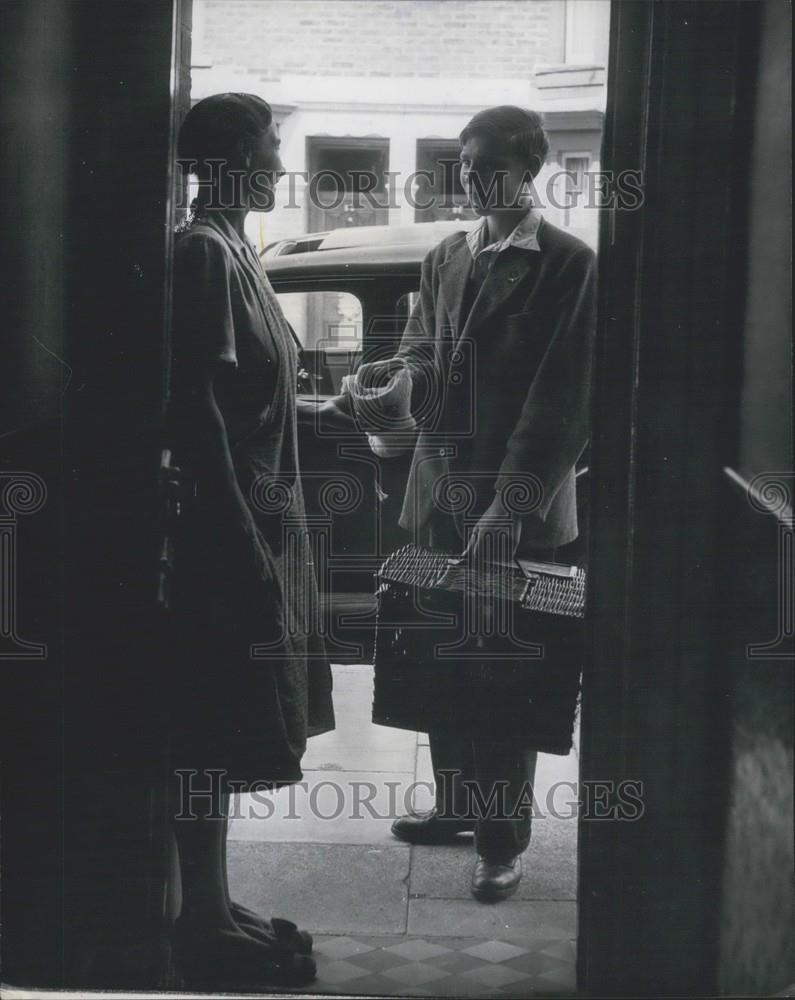 Press Photo John Swindells Arrives Home For Tea Little Wonder Pet Carrier Pigeon - Historic Images